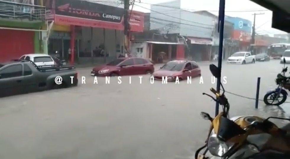 Carros ficam debaixo d'água após rua virar 'rio' em Manaus; vídeo