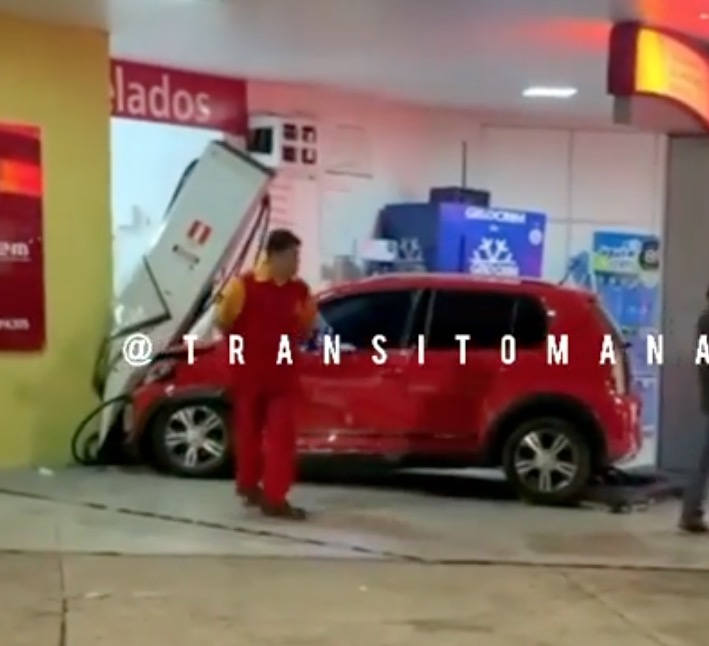 Carro arranca bomba de combustível durante acidente em Manaus
