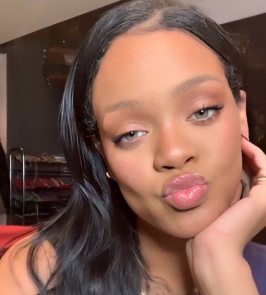 Rihanna debocha de rumores de gravidez 