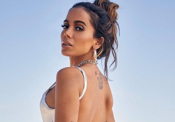 Anitta revela o que carrega em seu kit sexo 