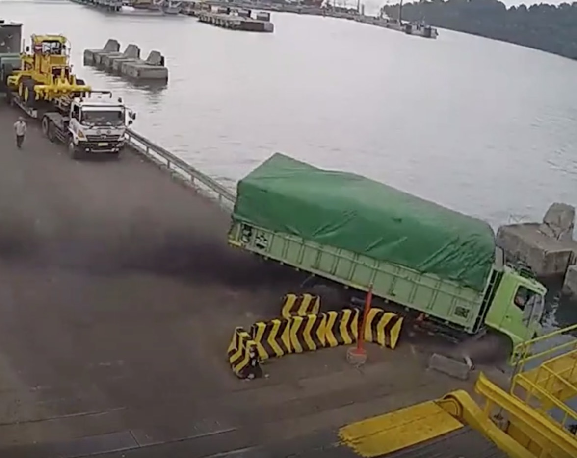 Vídeo mostra caminhão carregado de ração caindo de Porto