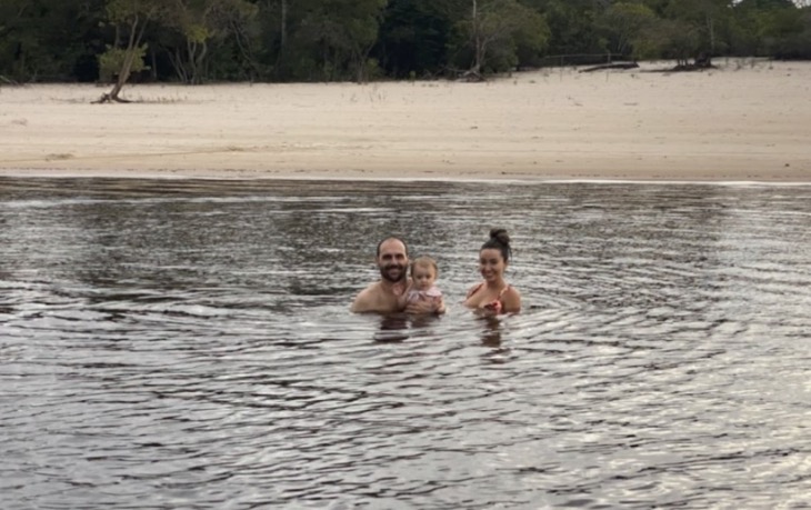 Eduardo Bolsonaro e família fazem passeio pelo rio Negro, no Amazonas 