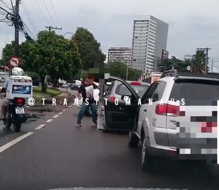 Motoristas trocam ameaças e quase brigam após acidente em Manaus; vídeo