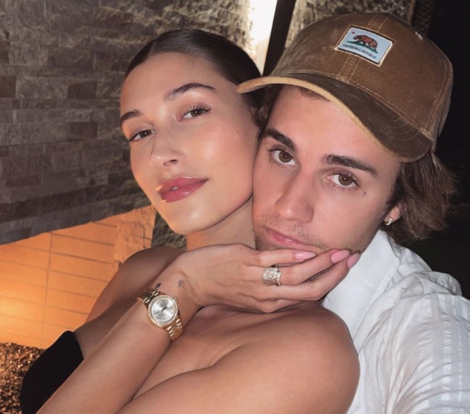 Hailey Bieber relembra festa de despedida de solteira: 'pênis em tudo'
