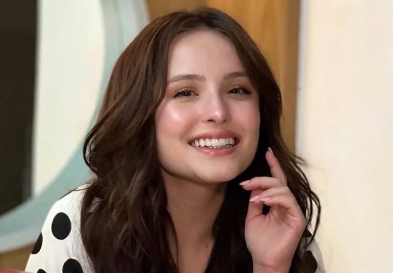 Larissa Manoela fala sobre primeira cena de sexo