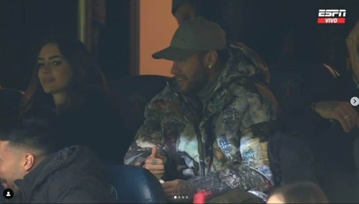 Neymar é flagrado com Bruna Biancardi em jogo do PSG em Paris