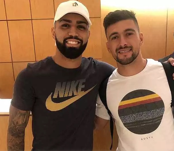 Gagibol se irrita com boatos de affair com ex de Arrascaeta: 'viajada né?'