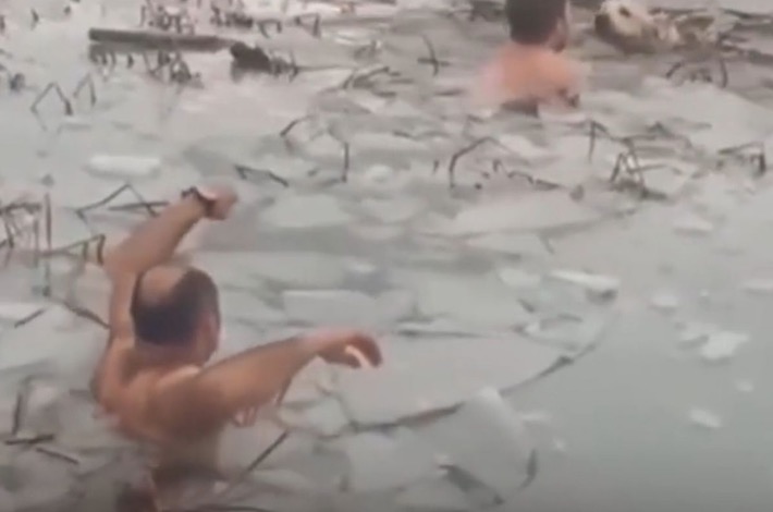 Policiais salvam cão preso em lago congelado