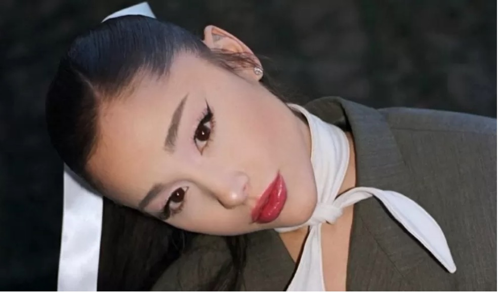 Ariana Grande surge irreconhecível, causa polêmica e desativa Twitter 