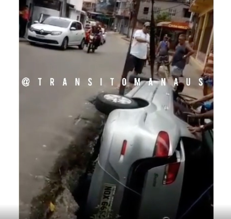 Acidente: Carro é ‘engolido’ por vala após capotar em Manaus; vídeo