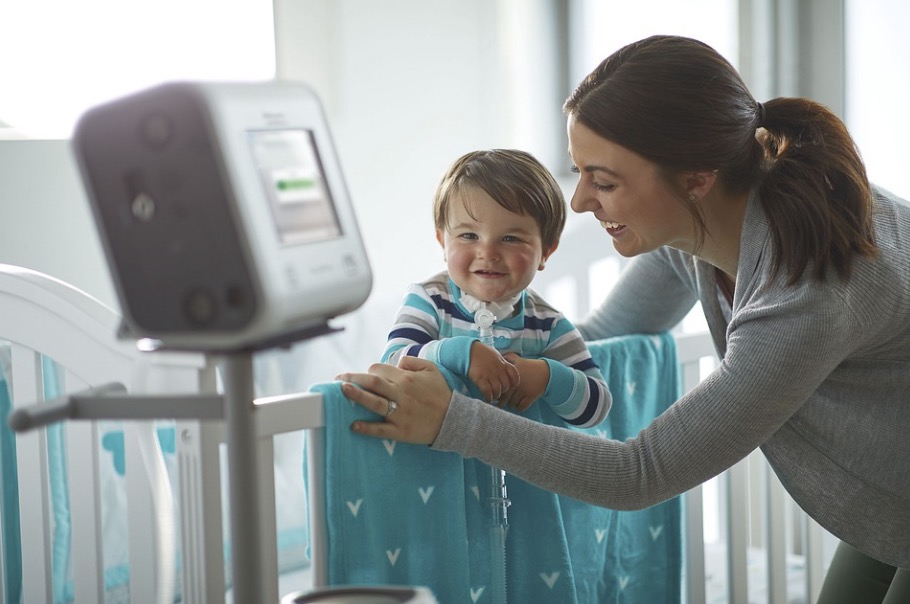 Mãe flagra criança conversando com Alexa à noite  