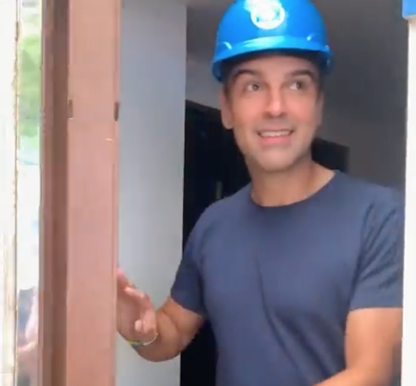 Tadeu Smith entra na casa do BBB22 e solta spoiler: 'tô todo arrepiado'