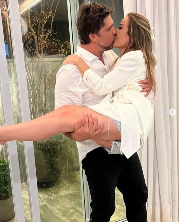 Leo Chaves surpreende ao revelar que se casou na véspera do Natal