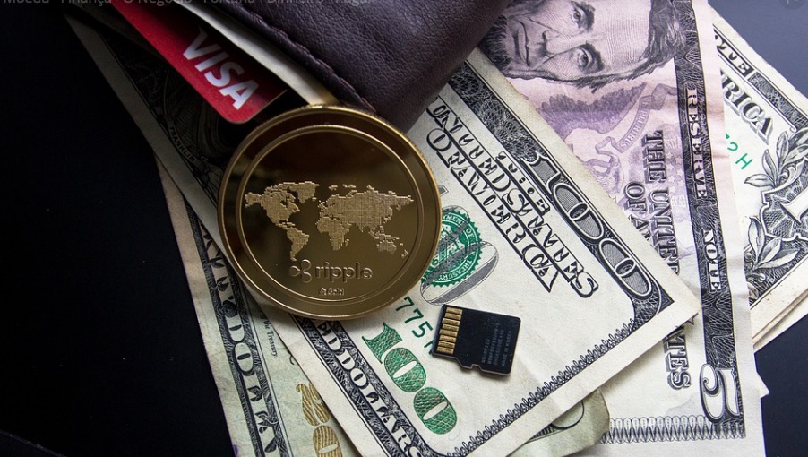 Dólar tem maior alta em dois meses e fecha a R$ 5,66