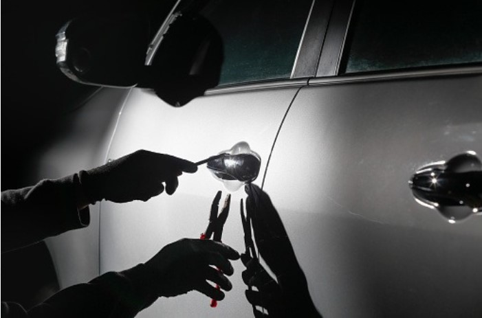 Homem forja furto de carro para ficar com dinheiro do seguro e se dá mal