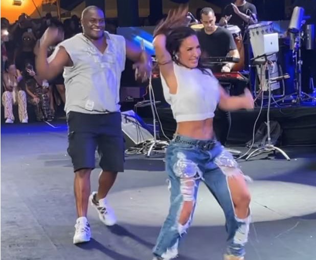 Scheila Carvalho e Jacaré dançam juntos e levam fãs de É o Tchan à loucura