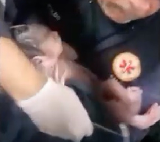 Mulher dá à luz em ônibus com a ajuda de passageiros; Vídeo emocionante