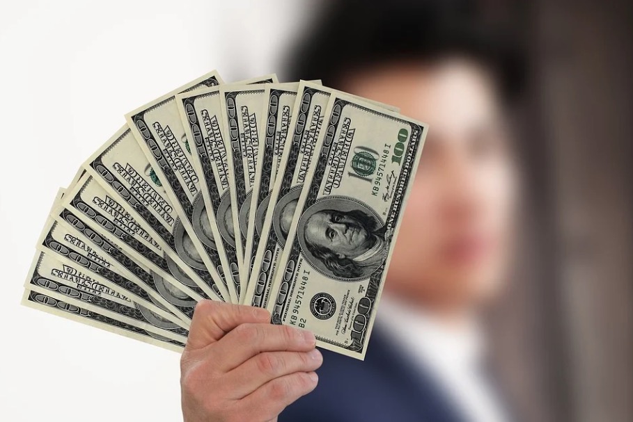 Dólar cai para menor valor em dois meses com inflação fraca nos EUA