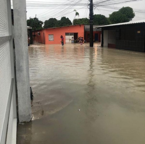 Residencial no Jorge Teixeira vira rio após temporal em Manaus; vídeo