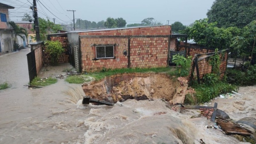 Em vídeos, moradores mostram estragos da chuva no Tarumã em Manaus