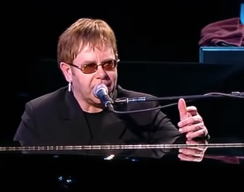 Elton John testa positivo para covid-19 e adia shows  