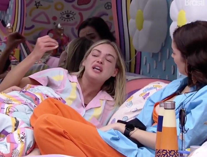 Bárbara se irrita com brothers após ser questionada sobre sua alimentação