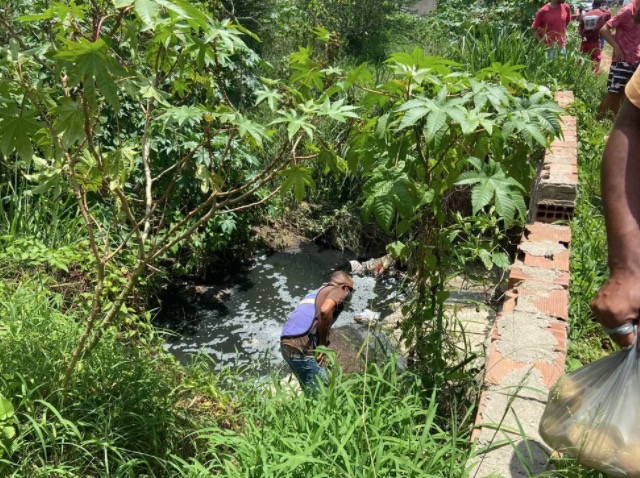 Corpo de mulher é encontrado em estado de decomposição jogado em bueiro 