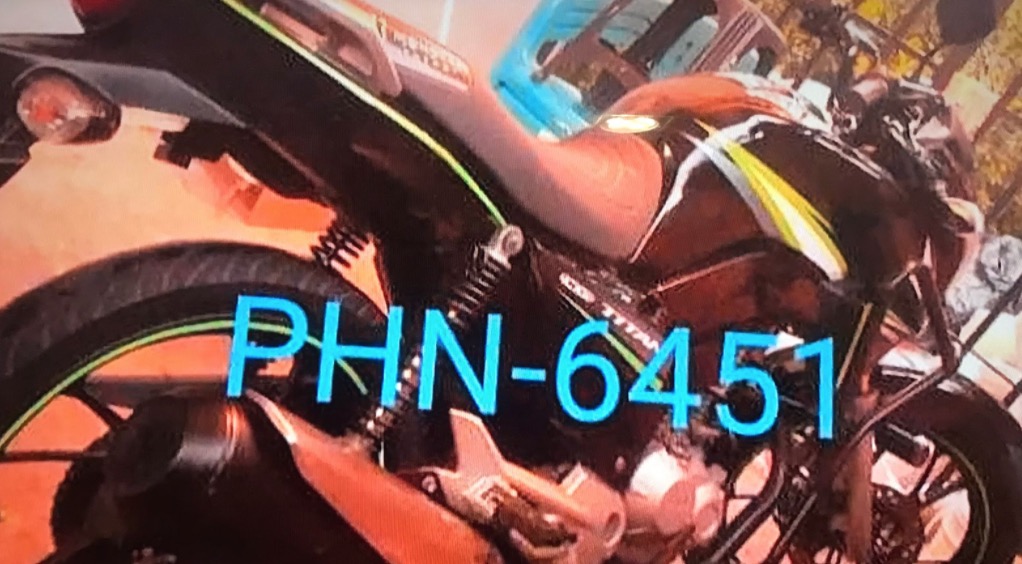 Vídeo: Casal tem moto roubada por dupla ao sair de banco em Manaus 