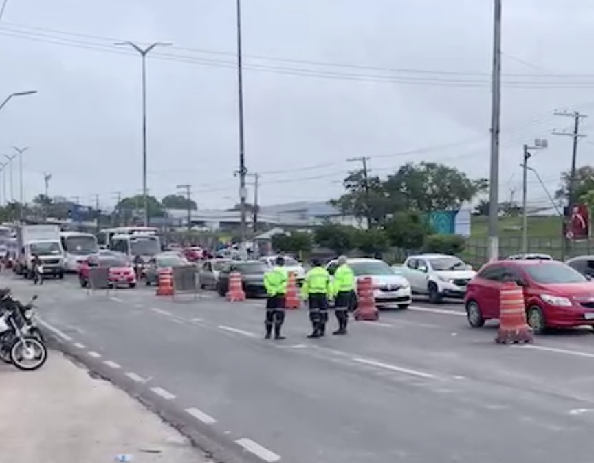 Torquato Tapajós tem trânsito intenso após buraco em avenida  