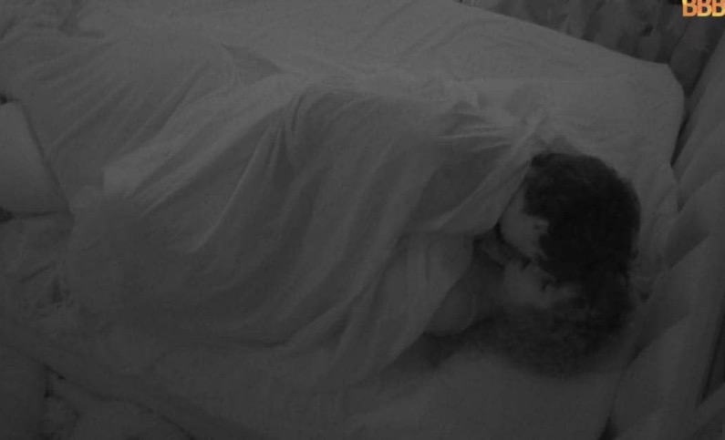 BBB22: Maria e Eli transam loucamente em quarto com brothers após festa