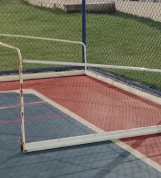 Menino fica em coma após trave cair em cima dele durante futebol 