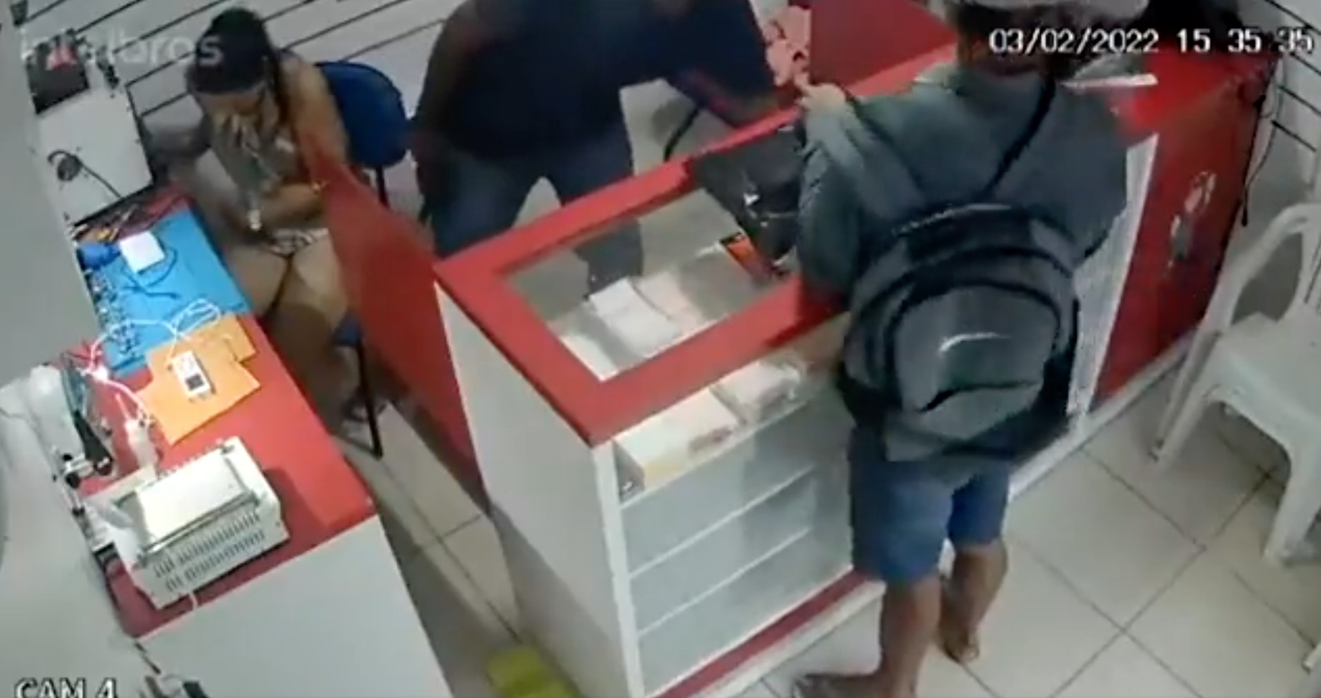 Vídeo mostra dupla assaltando loja de celulares no Amazonas