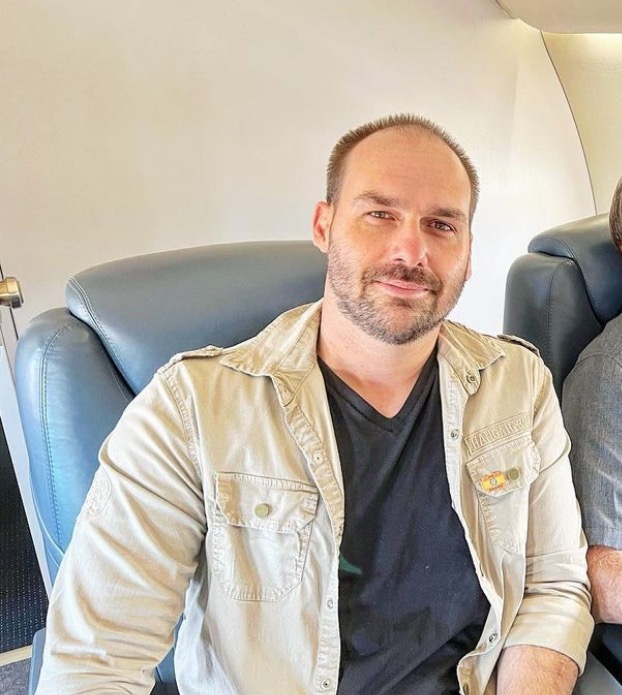 Eduardo Bolsonaro posta vídeo em que culpa mulheres por acidente em obra no metrô de SP