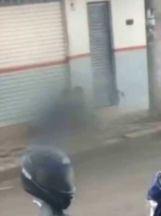 Casal é flagrado fazendo sexo em plena avenida movimentada; Vídeo 