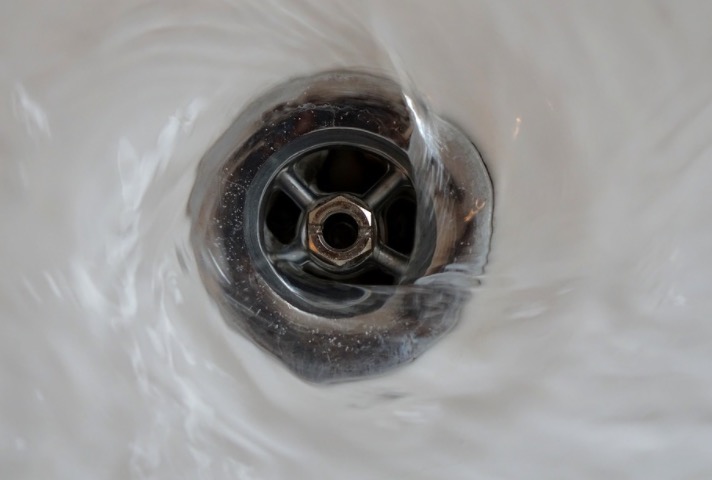 Criança morre após ter cabelo sugado em banheira