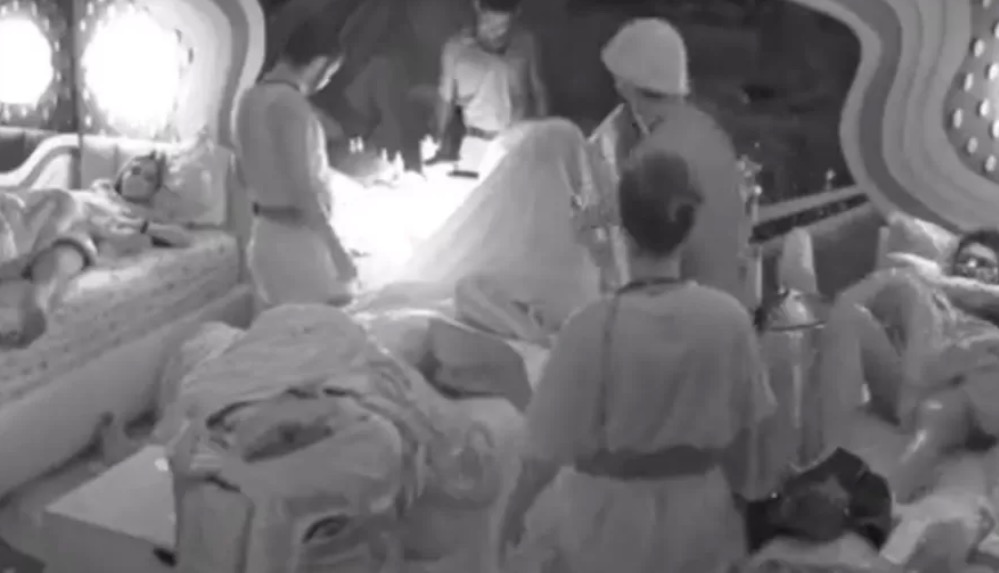 BBB22: Pedro Scooby puxa lençol de Laís sem saber que sister estava nua