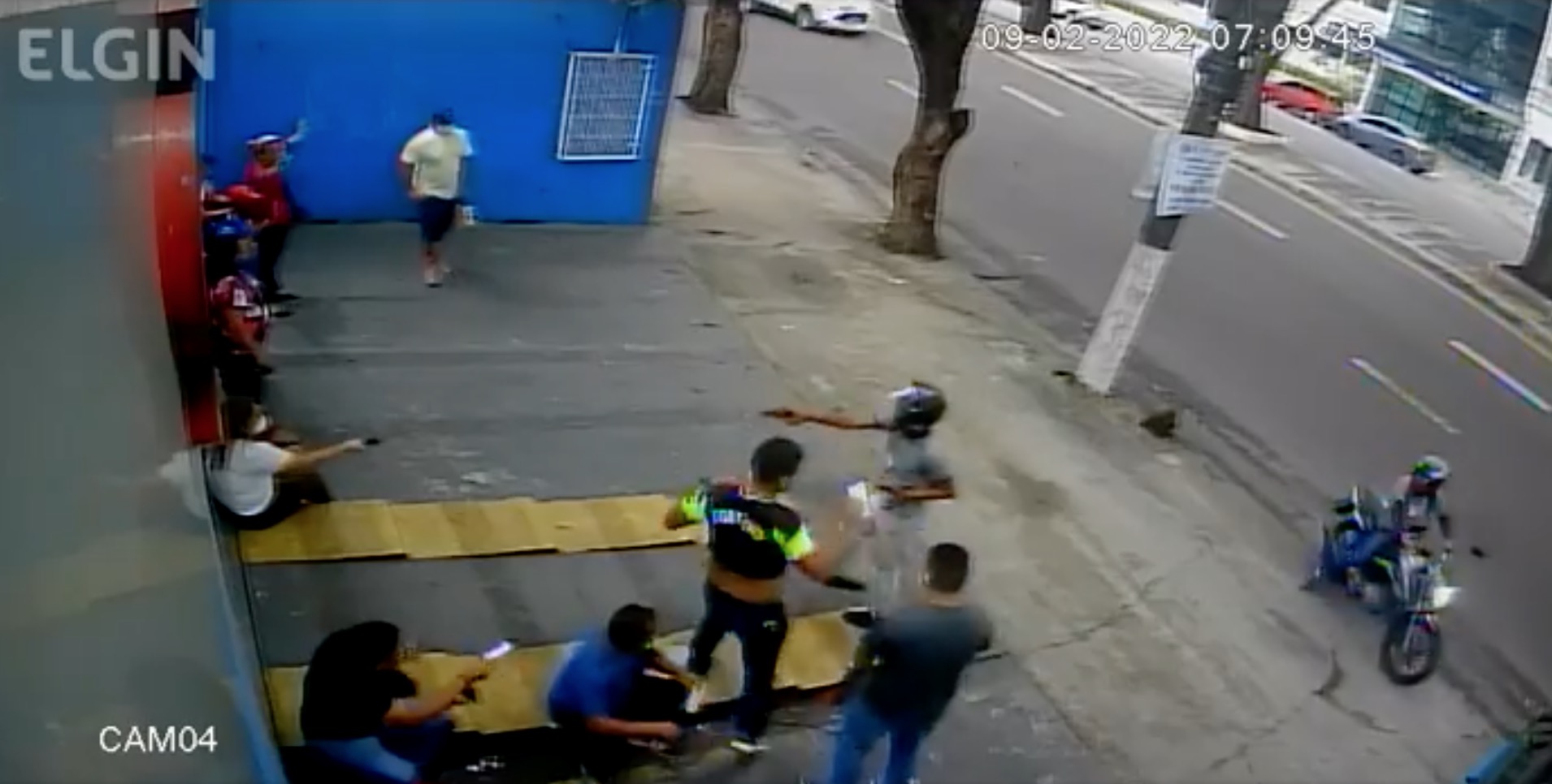 Câmera flagra arrastão em frente de clínica em Manaus