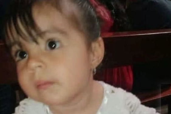 Menina de 2 anos morre após comer biscoito envenenado jogado para cachorro