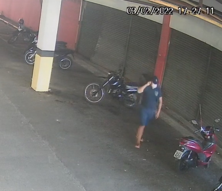 Motocicleta é furtada de estacionamento de supermercado em Manaus; vídeo