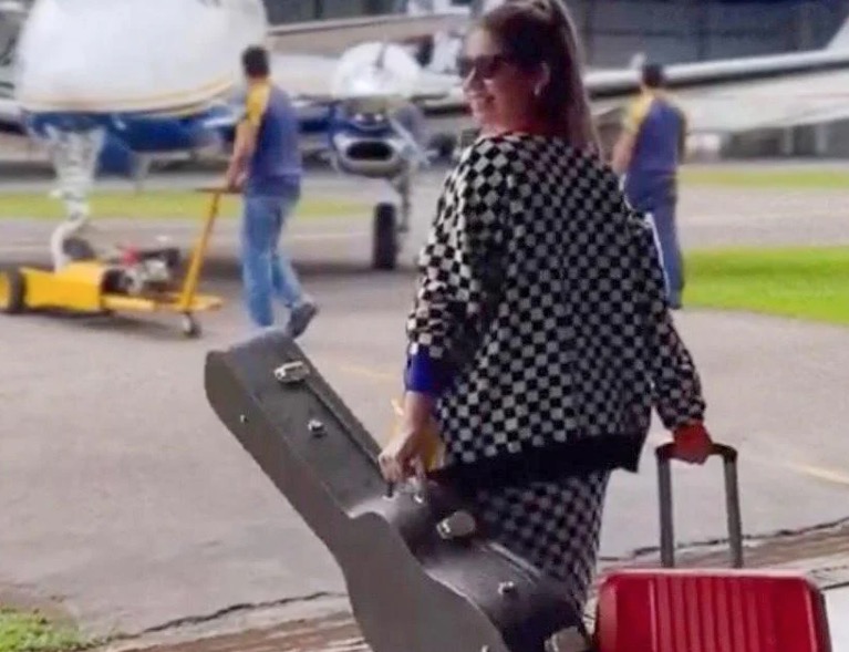 Mãe de Marília Mendonça recebe roupas que cantora usava em acidente