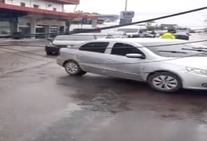 Carreta atinge poste e deixa trânsito complicado em Manaus 