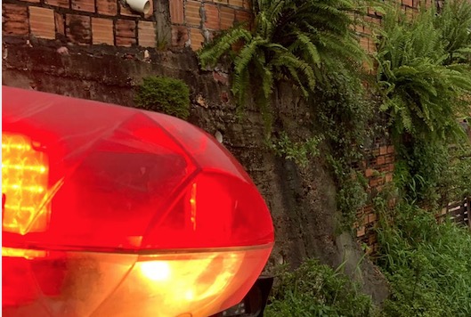 Criminosos em carro matam dois e deixam três baleados em Manaus; vídeo