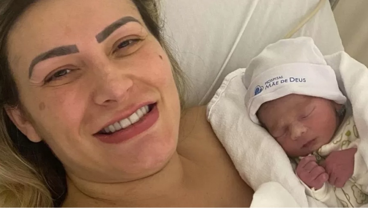 Andressa Urach recebe alta com filho após parto prematuro