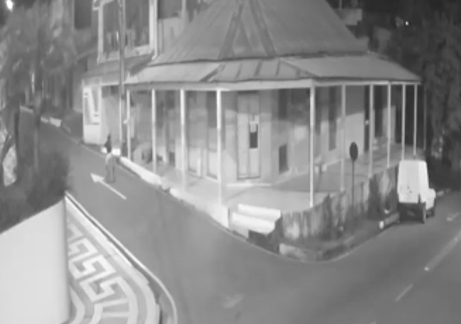 Homem depreda prédio do Conselho Tutelar de Coari na calada da noite; Vídeo