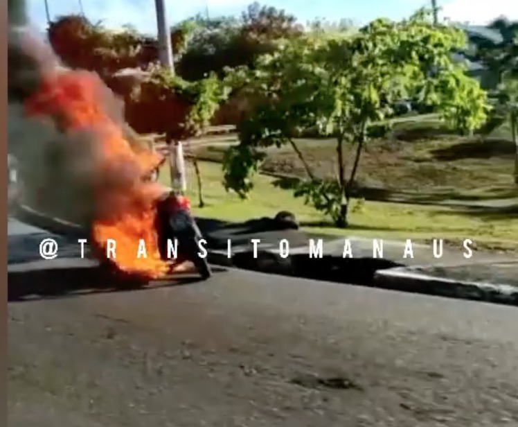 Moto pega fogo e deixa trânsito lento em Manaus; vídeo 