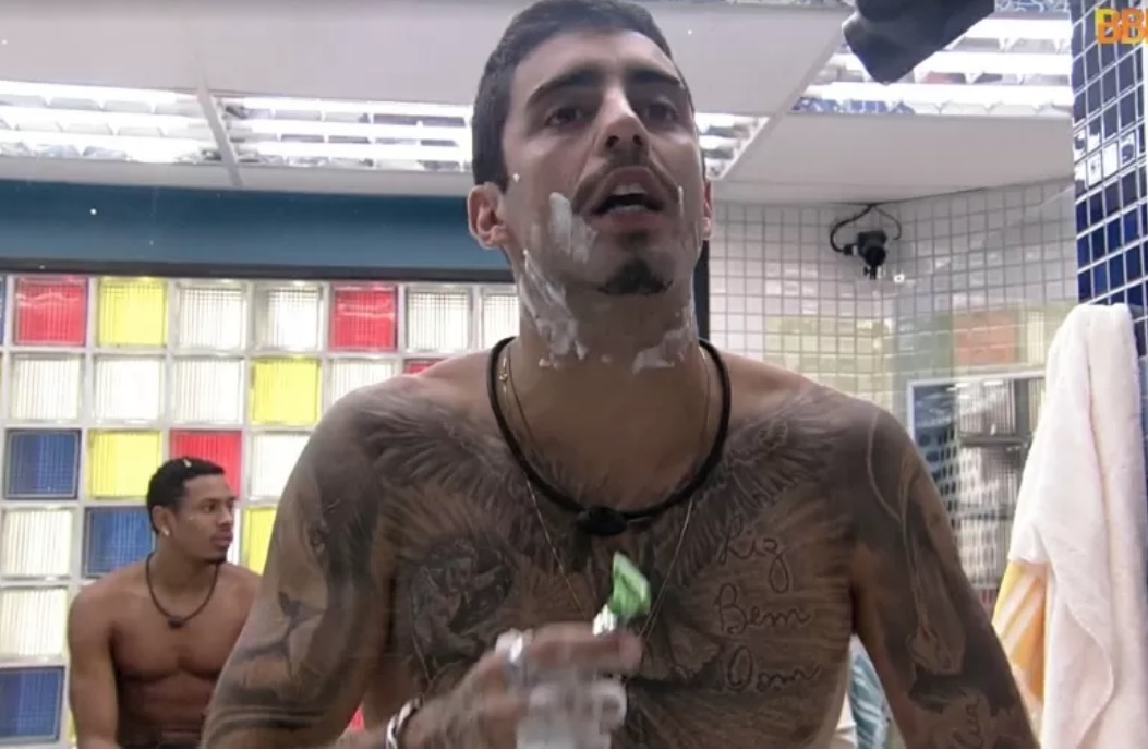 Pedro Scooby revela que não toma banho todo dia: ‘o pint* pode ser na pia’ 