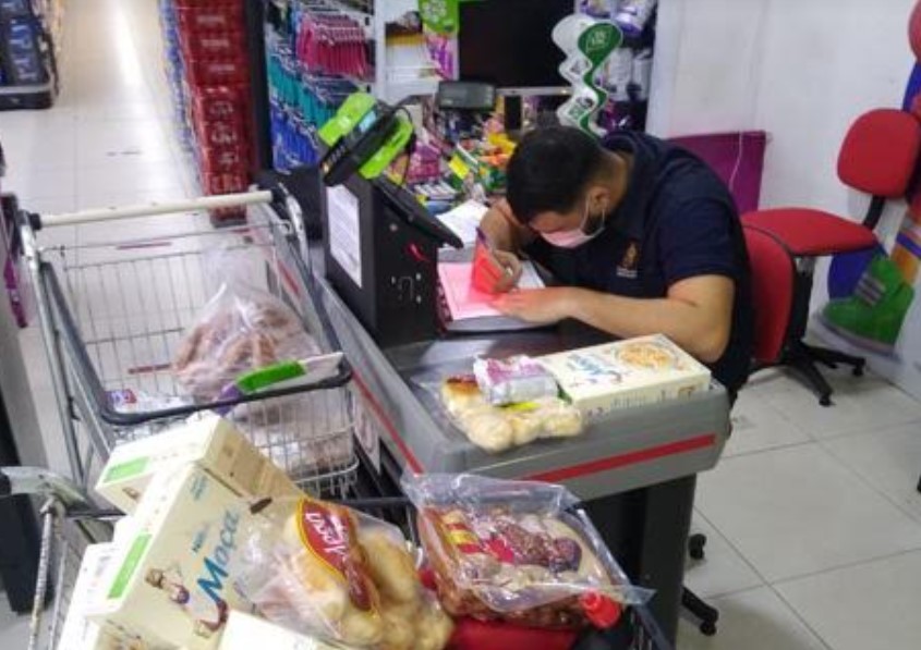 Fiscalização apreende 75 Kg de produtos vencidos em supermercado em Manaus