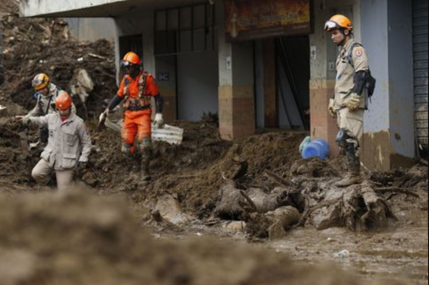 Mais de 200 mortes são confirmadas após temporal em Petrópolis