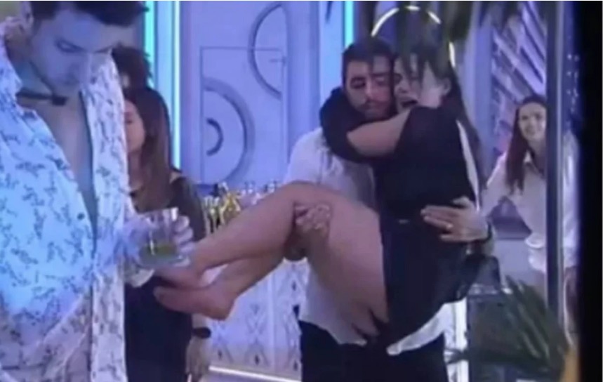 BBB22: Larissa quebra dedo do pé e é carregada por Scooby