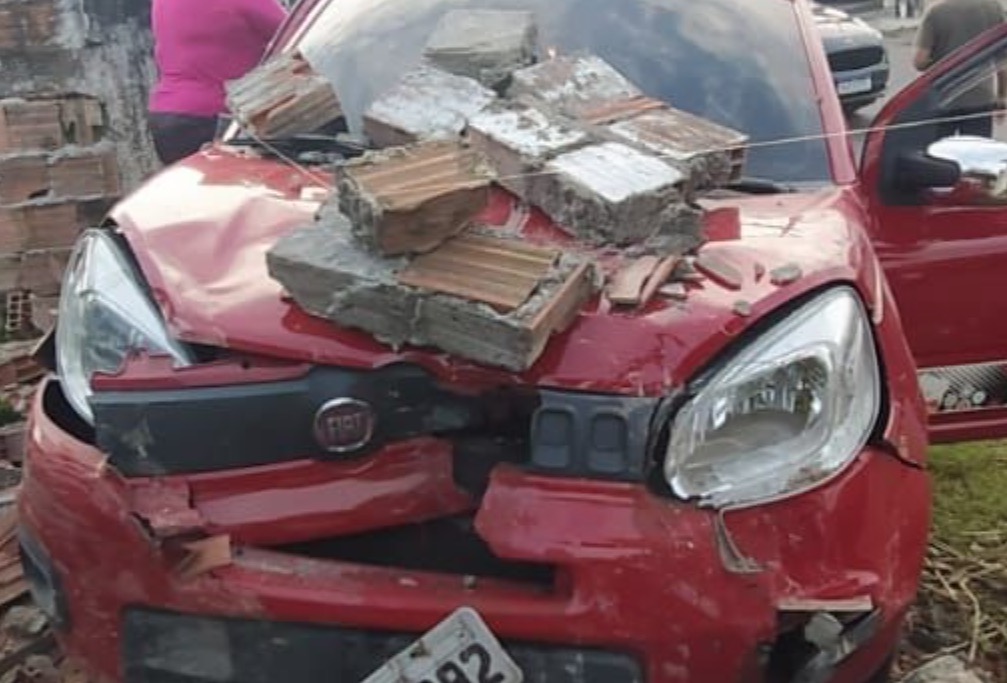 Carro atinge muro após acidente em cruzamento em Manaus 